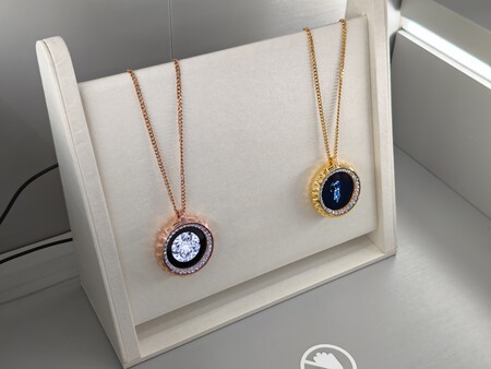 Collar con pantalla OLED | Imagen: Xataka