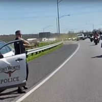 Policía cazado rociando espray pimienta a un grupo de moteros