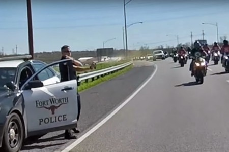 Policía cazado rociando espray pimienta a un grupo de moteros