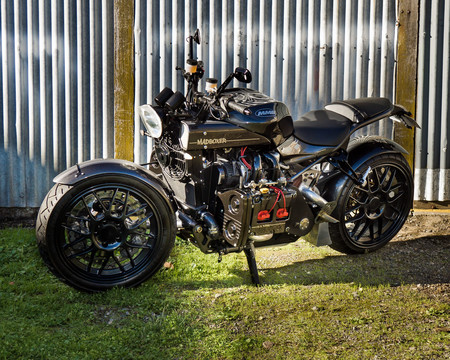 Un motor 2.5 de Subaru WRX en una moto, ¿por qué no? Esta es una demencia llamada MadBoxer