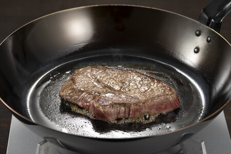 Panela deve estar bem quente, fogo deve estar forte e carne deve ser temperada