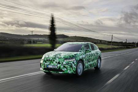 El nuevo SUV eléctrico Škoda Enyaq iV promete hasta 500 km de autonomía con una batería de 82 kWh