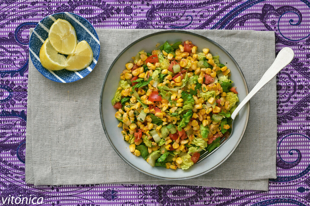 Ensalada crujiente de maíz fresco salteado con cogollos y tomate, receta saludable de plato único o guarnición