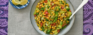 Ensalada crujiente de maíz fresco salteado con cogollos y tomate, receta saludable de plato único o guarnición