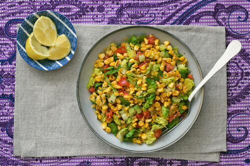 Ensalada crujiente de maíz fresco salteado con cogollos y tomate, receta saludable de plato único o guarnición