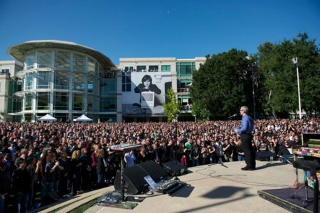Imágenes del homenaje privado de Apple a Steve Jobs