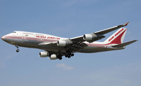 Desmontando mitos viajeros: ¿en un avión te puede explotar un implante de silicona del pecho?