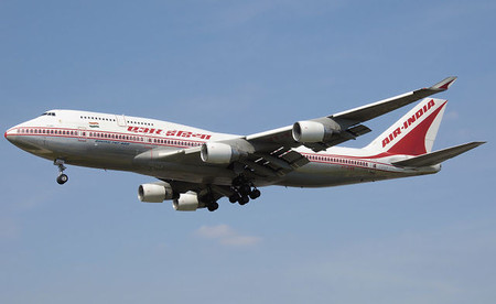 Desmontando mitos viajeros: ¿en un avión te puede explotar un implante de silicona del pecho?