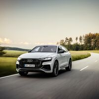 El Audi Q8 TFSIe es un enorme SUV coupé híbrido enchufable con hasta 462 CV, 47 km de autonomía y etiqueta CERO