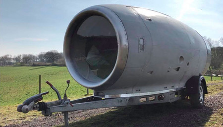 De motor de avión a caravana: una pequeña y aerodinámica casa sobre ruedas con cocina, comedor y tres camas