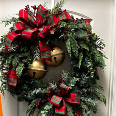 Despídete de las coronas de Navidad: esta es la tendencia de decoración de puertas 2025 que nadie vio venir