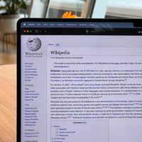 Wikipedia quiso seguir el camino de Google con la IA. Sus propios editores han dicho "hasta aquí"