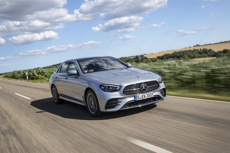 Probamos el Mercedes-Benz Clase E: una berlina que lo apuesta todo al confort y a su nuevo volante sin botones