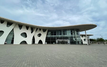 MWC 2021開催1か月前のフィラの外観現在の様子