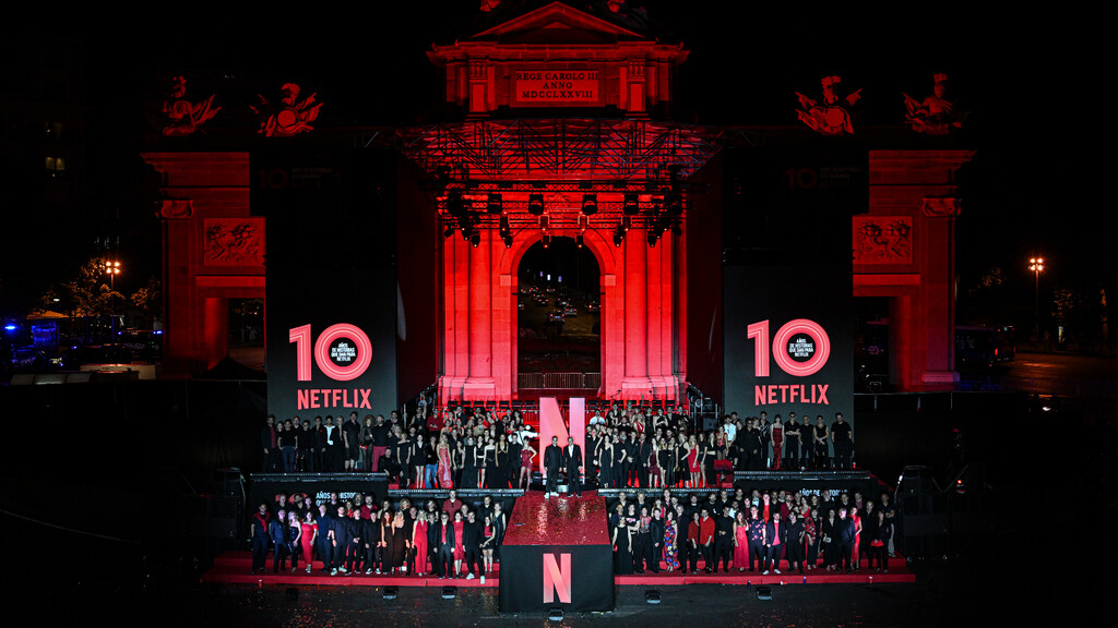 La celebración de los 10 años de Netflix en Madrid fue un culto absurdo al famoso ignorando a la gente: todo para el pueblo, pero sin el pueblo 