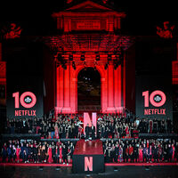 La celebración de los 10 años de Netflix en Madrid fue un culto absurdo al famoso ignorando a la gente: todo para el pueblo, pero sin el pueblo