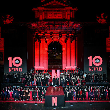 La celebración de los 10 años de Netflix en Madrid fue un culto absurdo al famoso ignorando a la gente: todo para el pueblo, pero sin el pueblo