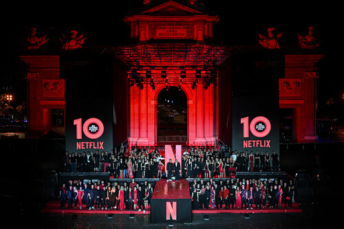 La celebración de los 10 años de Netflix en Madrid fue un culto absurdo al famoso ignorando a la gente: todo para el pueblo, pero sin el pueblo