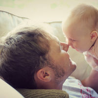 Un bebé de solo ocho semanas saluda a su padre con un 'Hola'