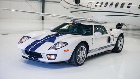 El Santo Grial para coleccionistas: Un Ford GT 2006 con 17 kilómetros ¡y los protectores sin quitar!