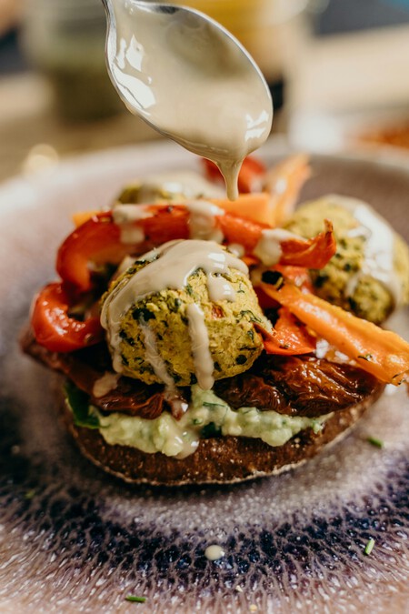 Cómo hacer ‘pan’ para hamburguesas sin harina: lleva zanahoria, queso y huevo, una receta fácil y sin complicaciones