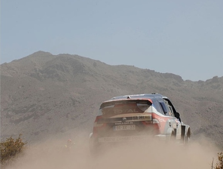 dakar2010_stephane-peterhansel-llega-cuarto-a-la-meta-de-la-duodecima-etapa-por-los-pelos.jpg