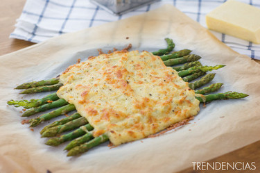 Receta de espárragos verdes gratinados con queso Cheddar curado 