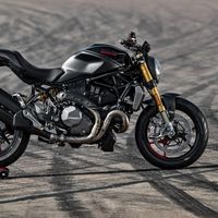 La preciosa Ducati Monster 1200 S se vestirá de negro a partir de septiembre por 18.090 euros
