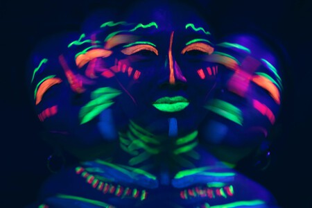 Vista De Primer Plano De Persona Con Maquillaje Fluorescente