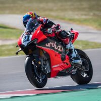 Michael Ruben Rinaldi manda con la Ducati Panigale V4 R en un test de Superbikes sin Honda ni Kawasaki