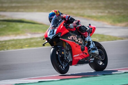 Michael Ruben Rinaldi manda con la Ducati Panigale V4 R en un test de Superbikes sin Honda ni Kawasaki