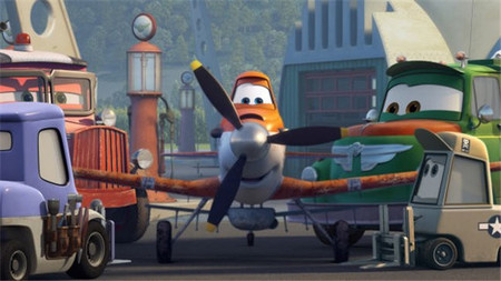 Se ha organizado un lanzamiento de aviones de papel con ocasión del próximo estreno de 'Aviones'