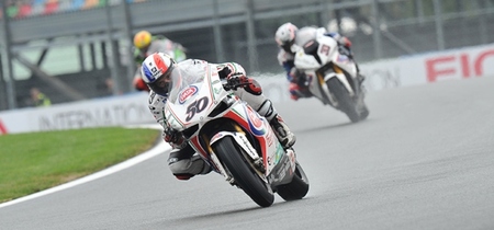 Superbikes Magny Cours 2012: Sylvain Guintoli vence, Max Biaggi se cae y todo se decidirá en la última carrera