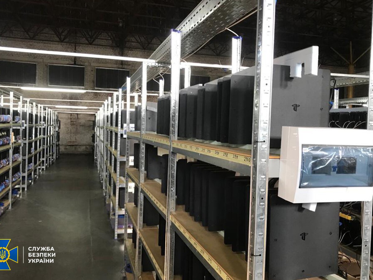 Alguien creó una granja para minar bitcoin con más de 3,000 PlayStation 4 y  robaba electricidad para alimentarlas en Ucrania