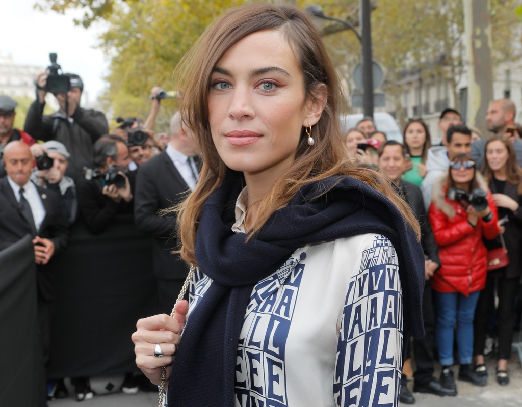 Esta temporada nos vestiremos de 'niña bien' y Alexa Chung nos da las claves para conseguirlo