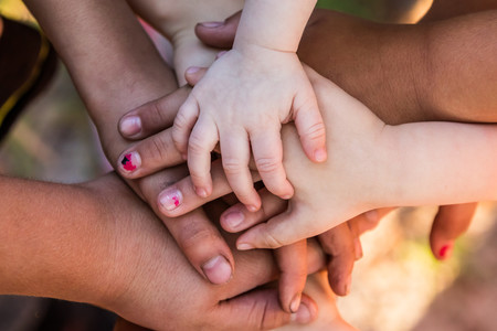 Manos de niños de diferentes etnias