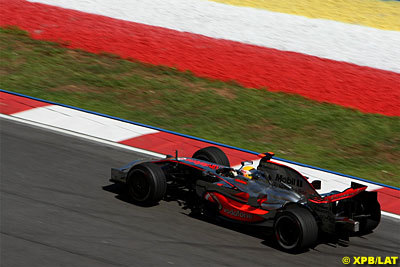 Lewis Hamilton supera magistralmente a los dos Ferrari