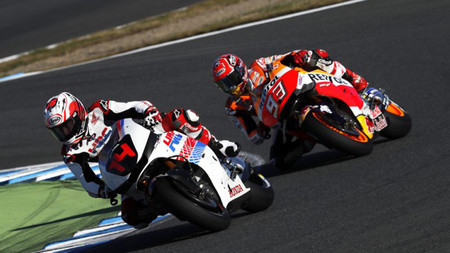 Fernando Alonso revela que pasó miedo cuando pilotó la Honda de Marc Márquez en MotoGP