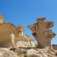 Murcia esconde uno de los paisajes más surrealistas de España, donde un paisaje lunar convive con una preciosa playa 