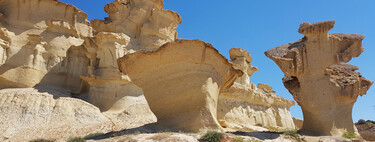 Murcia esconde uno de los paisajes más surrealistas de España, donde un paisaje lunar convive con una preciosa playa 