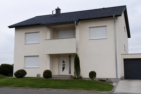 Casa Con Persionas Bajadas