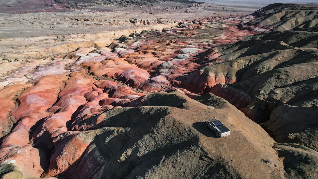 Está a punto de ocurrir algo inédito en EEUU: un caza está apuntando a dos Tesla Cybertruck para hacerlos volar por los aires 