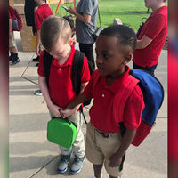 El precioso gesto de un niño de 8 años, consolando a su compañero con autismo durante el primer día de clases