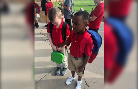 El precioso gesto de un niño de 8 años, consolando a su compañero con autismo durante el primer día de clases