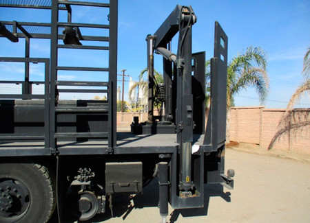 Este camión táctico militar puede ir por las vías del tren, tiene grúa y equipo antiicendios, y apunta a ser una ganga