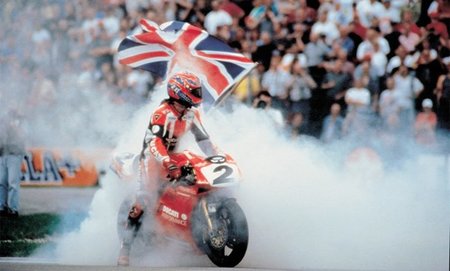 Carl Fogarty celebrando la victoria