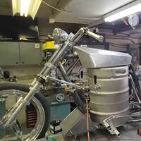 La gasolina está muy cara, así que alguien ha creado una moto que funciona con cerveza, y llega a los 240 km/h