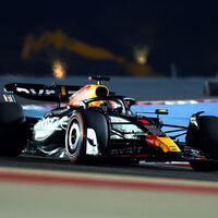 Max Verstappen rompe registros en Baréin, Ferrari aparece pero Fernando Alonso resiste como combatiente