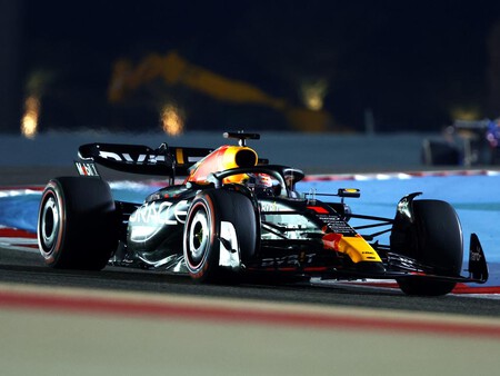 Max Verstappen rompe registros en Baréin, Ferrari aparece pero Fernando Alonso resiste como combatiente