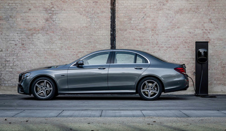 El nuevo Mercedes-Benz Clase E estrenará en breve motores de 4 cilindros y más autonomía para el híbrido enchufable E 300de